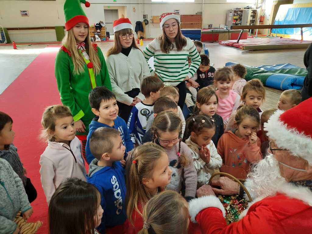 Visite du Père Noel au cours Eveil de l'enfant !
